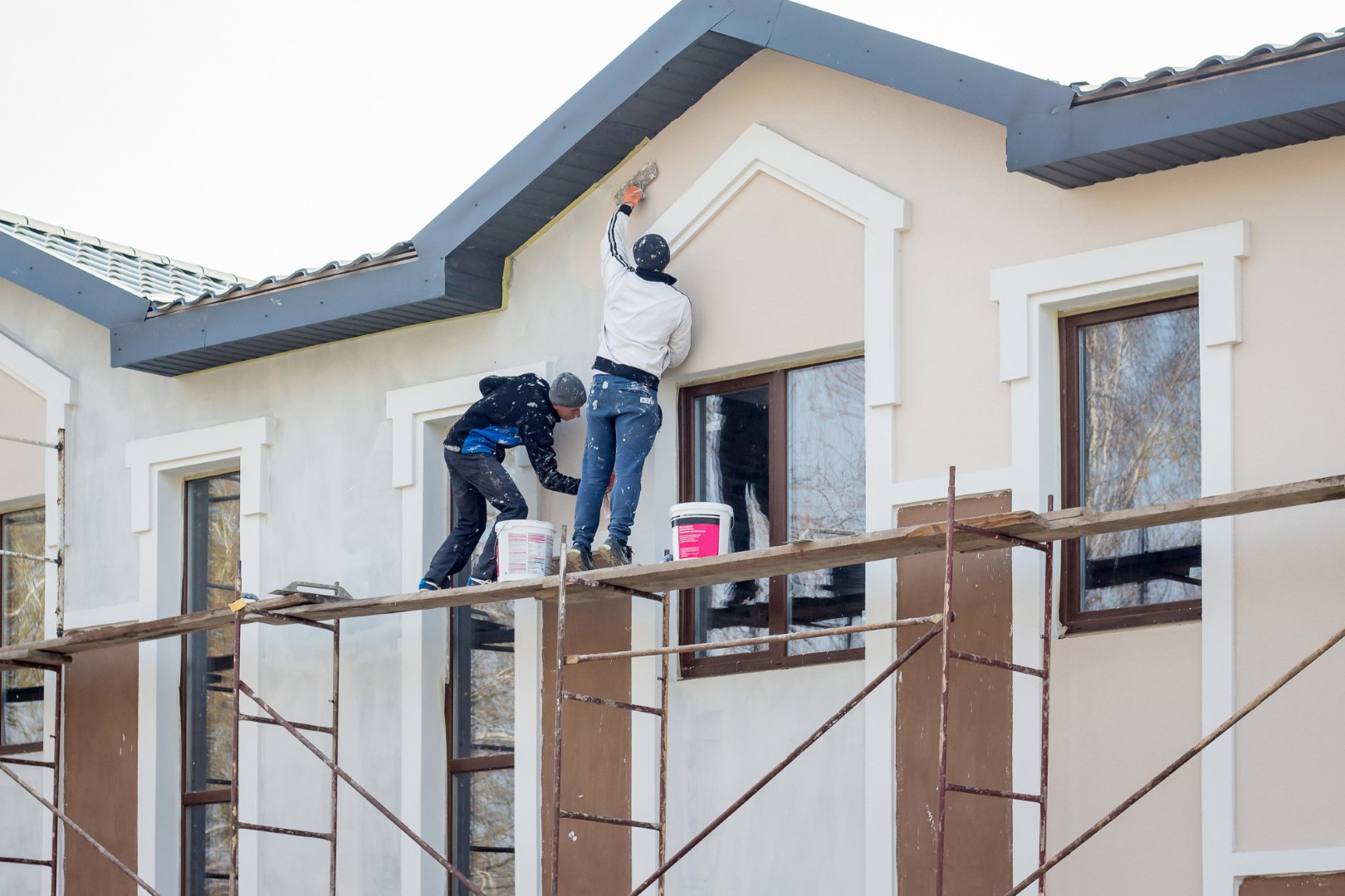 masters-are-working-finishing-modern-apartment-house (Large)